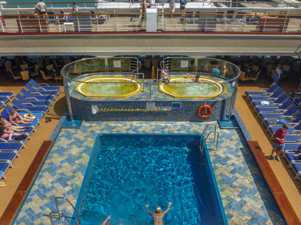 carnival-cruise-swimming-pool