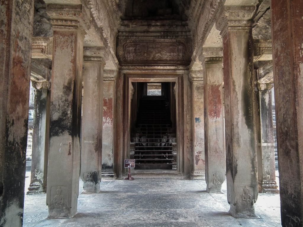 corridors-angkor-wat-siem-reap-cambodia