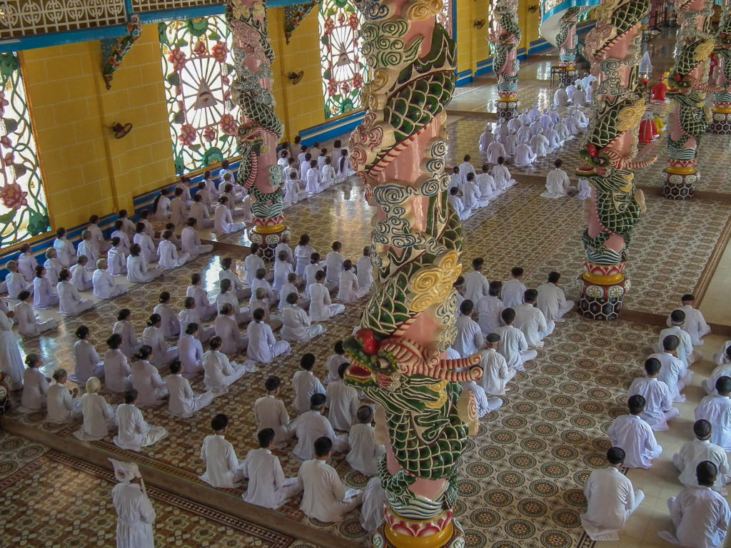 lr-interior-prayer-cao-dai-temple-vietnam-2
