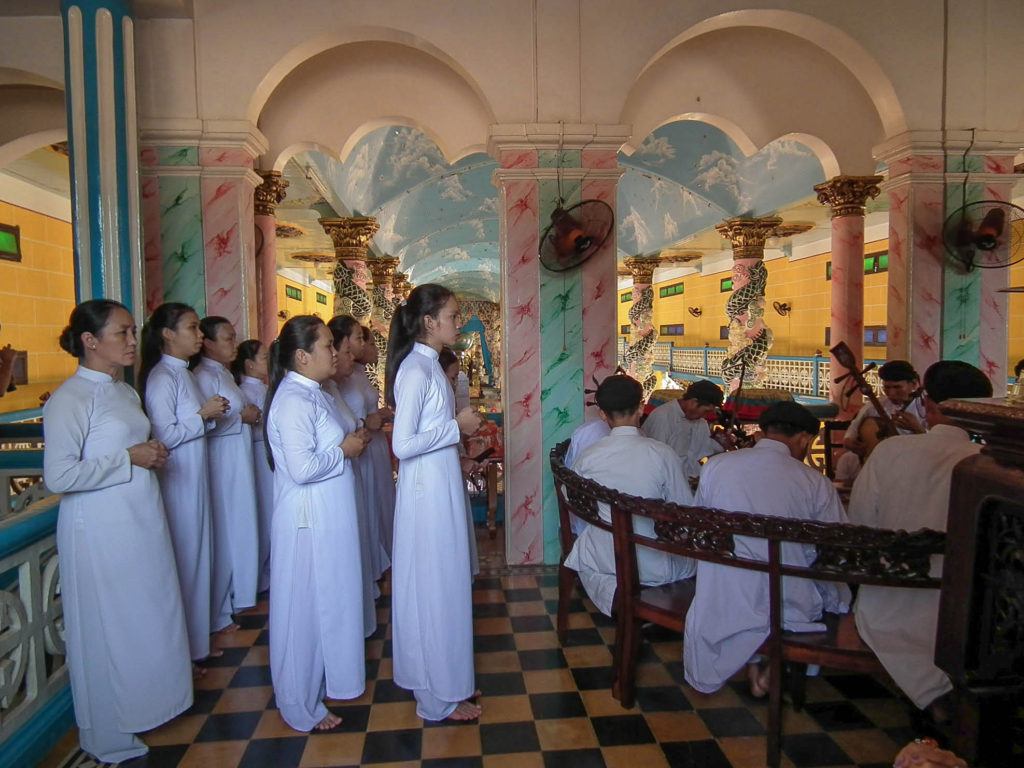 lr-interior-prayer-cao-dai-temple-vietnam